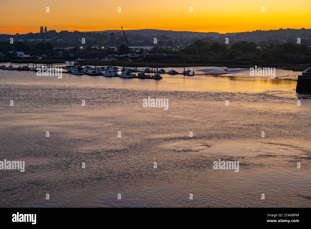 Guardando verso Strood al tramonto da Rochester Bridge, Rochester Kent. Foto Stock
