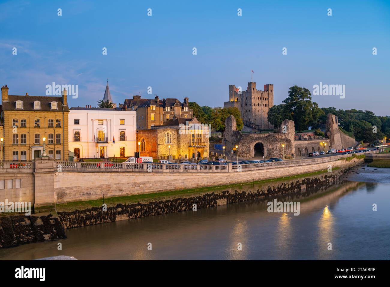 Il castello di Rochester e gli edifici sulla spianata di Rochester a Dusk Foto Stock