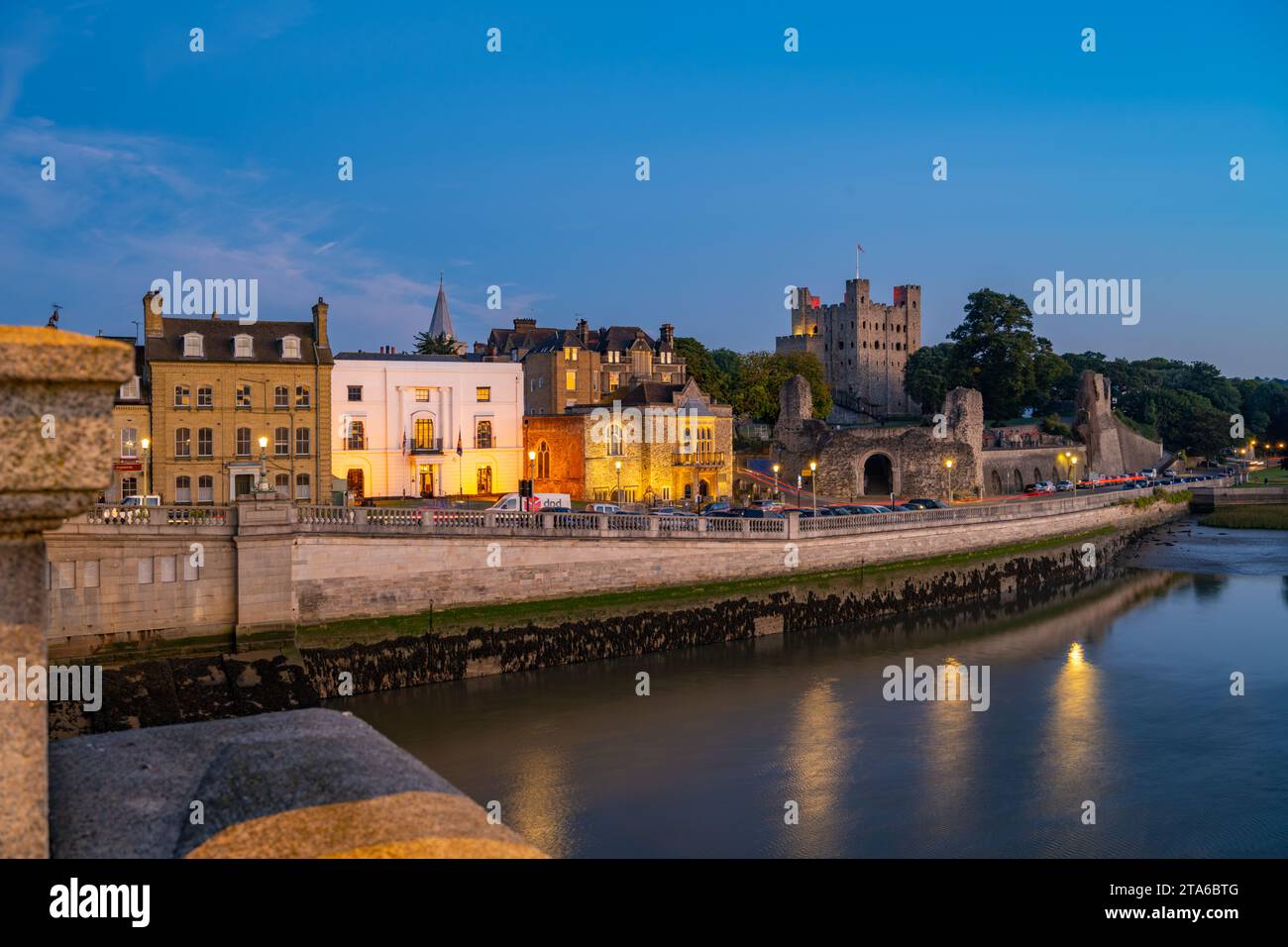 Il castello di Rochester e gli edifici sulla spianata di Rochester a Dusk Foto Stock