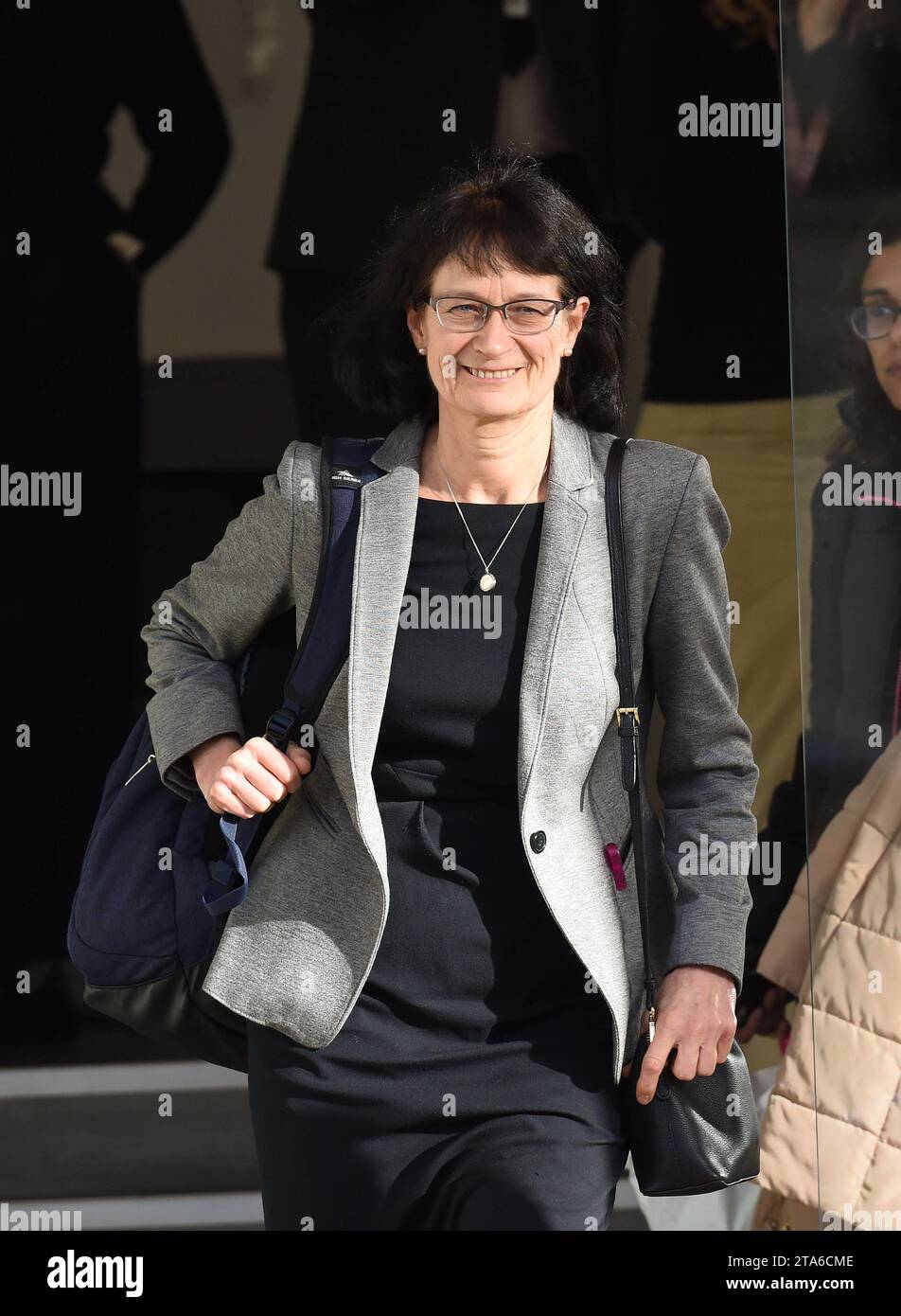 Inchiesta sul COVID-19 del Regno Unito Londra la professoressa Dame Jenny Harris ex Chief Medical Officer lascia il Regno Unito dopo aver fornito prove alla COVID-19 Inquiry del Regno Unito è un'indagine pubblica indipendente sulla risposta del Regno Unito alla pandemia di COVID-19 e sull'impatto di tale pandemia, e per imparare le lezioni per il futuro che si tengono alla Dorland House nella parte ovest di Londra. Londra Ovest Londra Regno Unito Copyright: XMartinxDaltonx Covid Inquiry London 291123 MD 007 credito: Imago/Alamy Live News Foto Stock