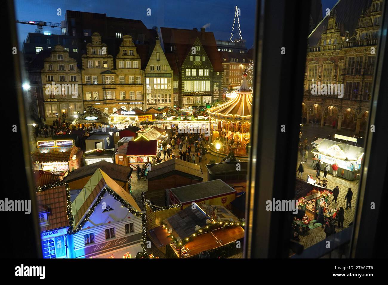 Der Weihnachtsmarkt auf dem Bremer Marktplatz. Rechts das historische Rathaus, das zum Weltkulturerbe gehört. IM Hintergrund ein stilisierter Weihnachtsbaum auf dem Dach der Bremer Karstadt-Filiale. *** Il mercatino di Natale sulla piazza del mercato di Bremens sulla destra, lo storico municipio, patrimonio dell'umanità sullo sfondo, un albero di Natale stilizzato sul tetto del negozio Bremens Karstadt Foto Stock