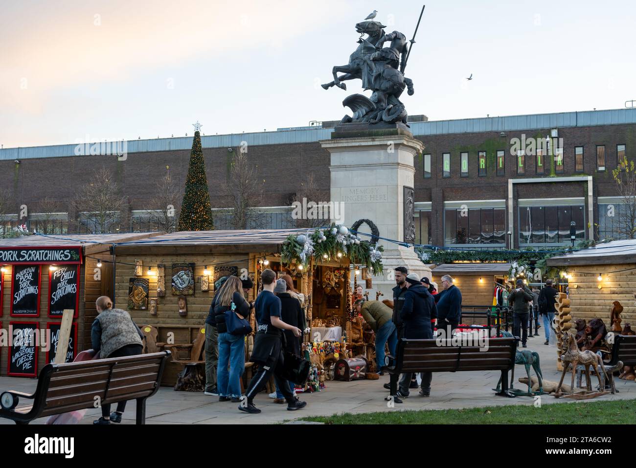 Old Eldon Square a Newcastle upon Tyne, Regno Unito, ospita bancarelle del mercatino di Natale. Foto Stock