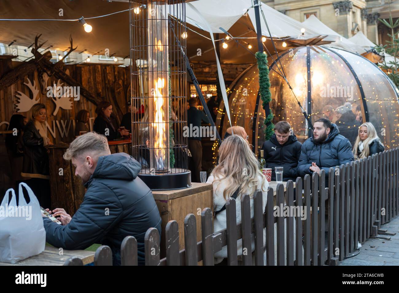 Bar di strada Moosenwirt in stile alpino nel mercatino di Natale del centro città. Newcastle upon Tyne, Regno Unito. Foto Stock