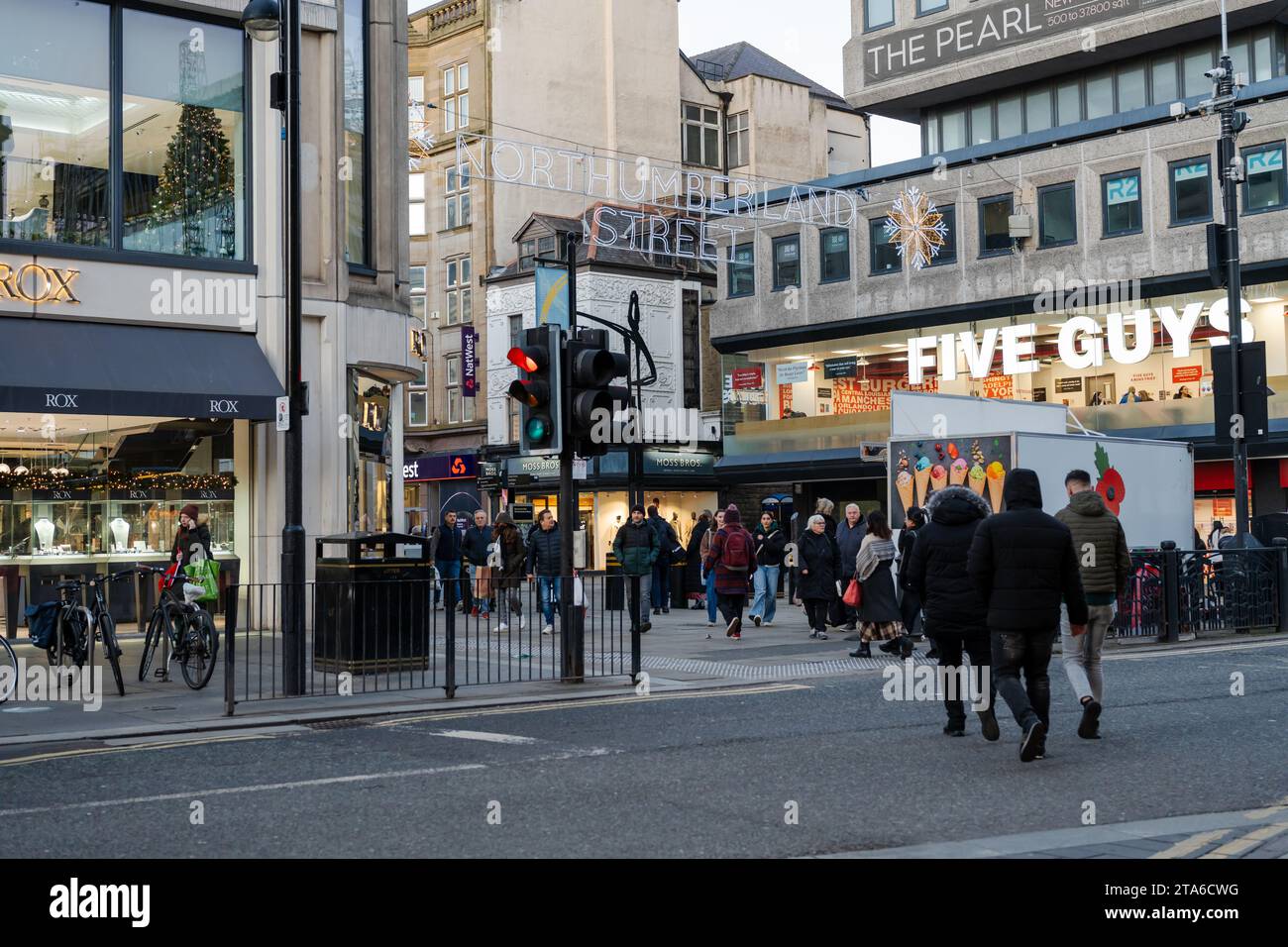 Segui le indicazioni per Northumberland Street, Newcastle upon Tyne, Regno Unito, con il nome in luci durante la stagione dello shopping natalizio. Concetto di economia. Foto Stock Segui le indicazioni per Northumberland Street, Newcastle upon Tyne, Regno Unito, con il nome in luci durante la stagione dello shopping natalizio. Concetto di economia. Foto Stock