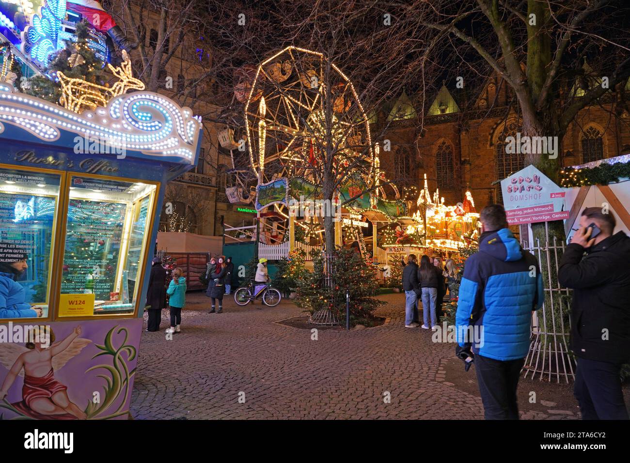 Der Bremer Weihnachtsmarkt steht nicht nur auf dem Bremer Marktplatz, sondern auch auf dem benachbarten Domshof foto. Im Hintergrund der St.-Petri-Dom. *** Il mercato di Natale di Brema non si trova solo sulla piazza del mercato di Bremens, ma anche sulla vicina Domshof Photo St Petri Cathedral sullo sfondo Foto Stock