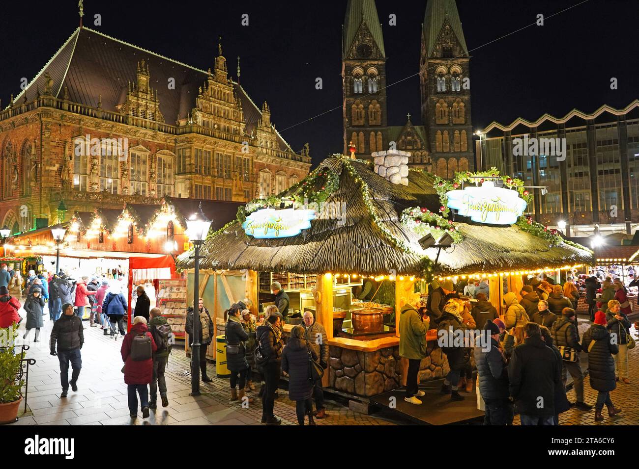 Der Weihnachtsmarkt auf dem Bremer Marktplatz. IM Hintergrund das historische Rathaus, das zum Weltkulturerbe gehört. Rechts daneben der Dom und das Haus der Bürgerschaft. *** Il mercatino di Natale sulla piazza del mercato di Bremens sullo sfondo, lo storico municipio, che è un sito Patrimonio dell'Umanità sulla destra, la cattedrale e la Casa del Parlamento Foto Stock