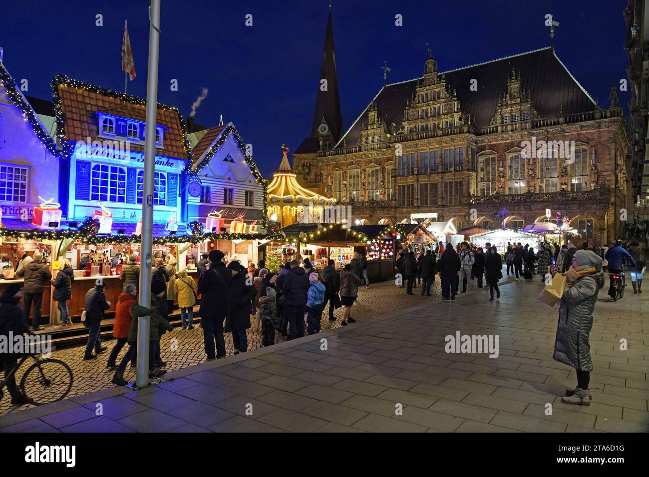 Der Weihnachtsmarkt auf dem Bremer Marktplatz. IM Hintergrund das historische Rathaus, das zum Weltkulturerbe gehört. *** Il mercatino di Natale sulla piazza del mercato di Bremens sullo sfondo è lo storico municipio, che è un sito patrimonio dell'umanità credito: Imago/Alamy Live News Foto Stock