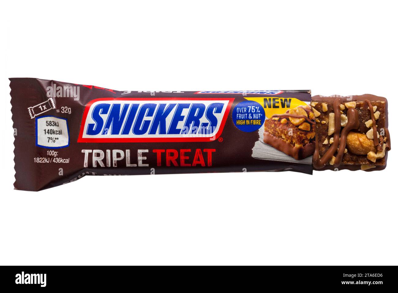 Snickers Triple Treat frutta, noci e cioccolato dattera uva passa e bar di arachidi sormontato con arachidi, immerso e sgocciolato con cioccolato al latte isolato su bianco Foto Stock Snickers Triple Treat frutta, noci e cioccolato dattera uva passa e bar di arachidi sormontato con arachidi, immerso e sgocciolato con cioccolato al latte isolato su bianco Foto Stock