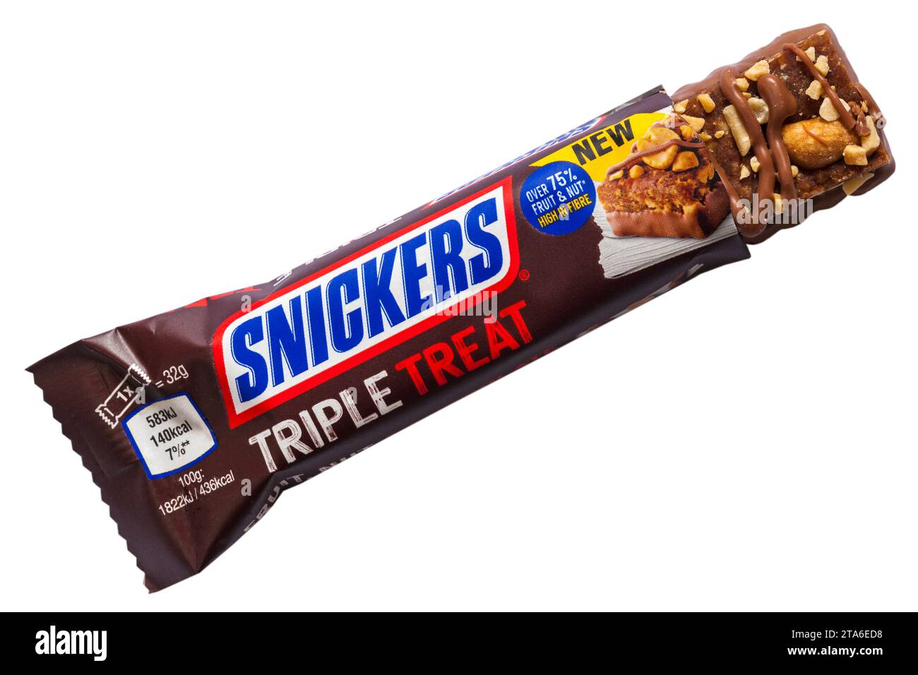 Snickers Triple Treat frutta, noci e cioccolato dattera uva passa e bar di arachidi sormontato con arachidi, immerso e sgocciolato con cioccolato al latte isolato su bianco Foto Stock Snickers Triple Treat frutta, noci e cioccolato dattera uva passa e bar di arachidi sormontato con arachidi, immerso e sgocciolato con cioccolato al latte isolato su bianco Foto Stock