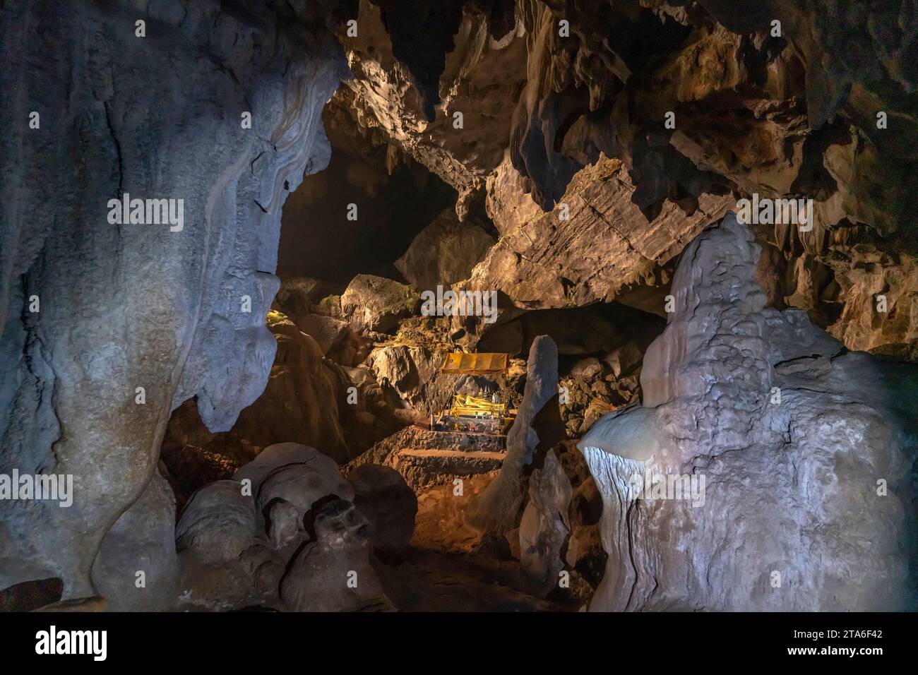 Buddha Liegender a der Höhle Tham Phu Kham vicino a Vang Vieng, Laos, Asien | buddha sdraiato all'interno della grotta Tham Phu Kham vicino a Vang Vieng, Laos, AS Foto Stock