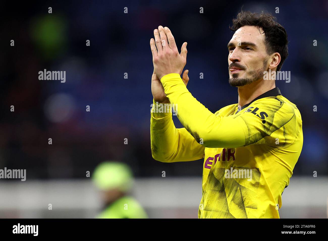 Milano, Italia. 28 novembre 2023. Mats Hummels del Borussia Dortmund festeggia al termine della partita di calcio della UEFA Champions League tra il Milan e il Borussia Dortmund. Crediti: Marco Canoniero/Alamy Live News Foto Stock