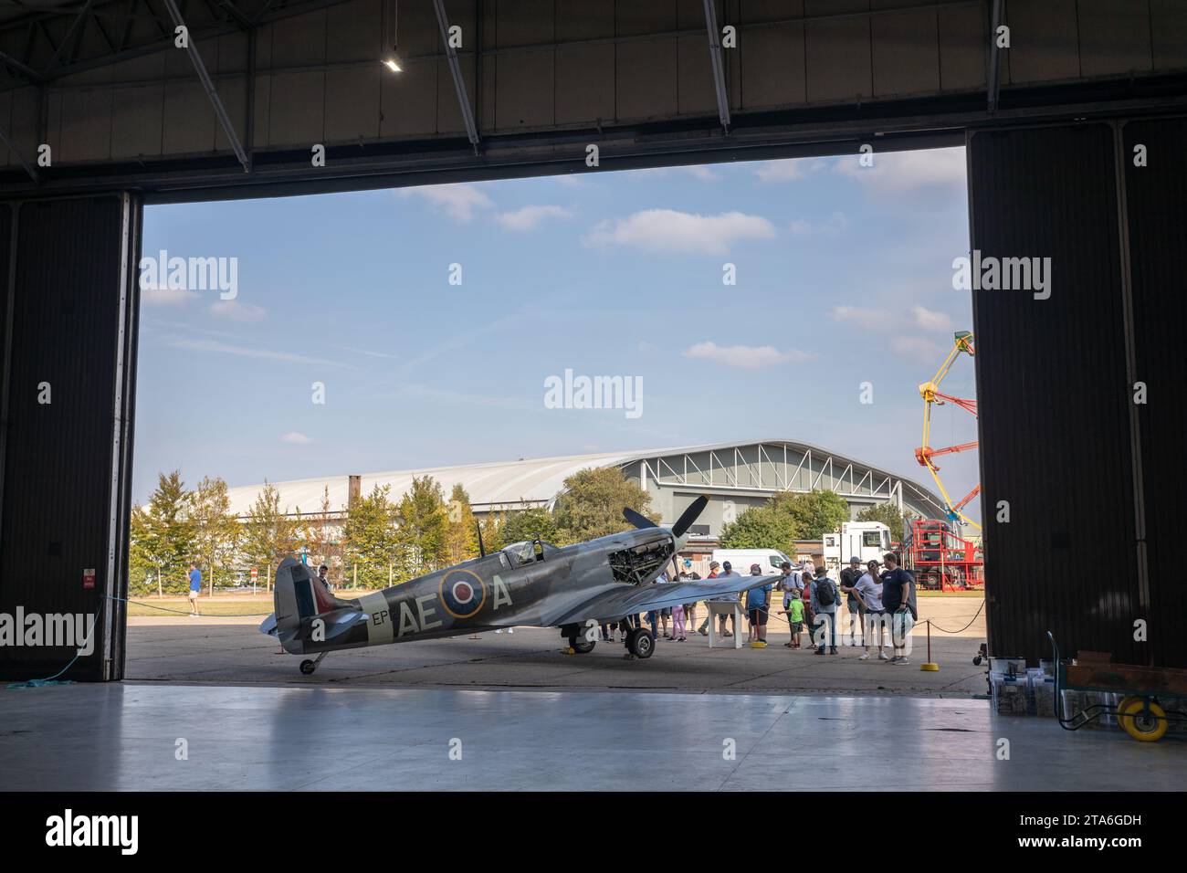 Spitfire nell'hangar Foto Stock