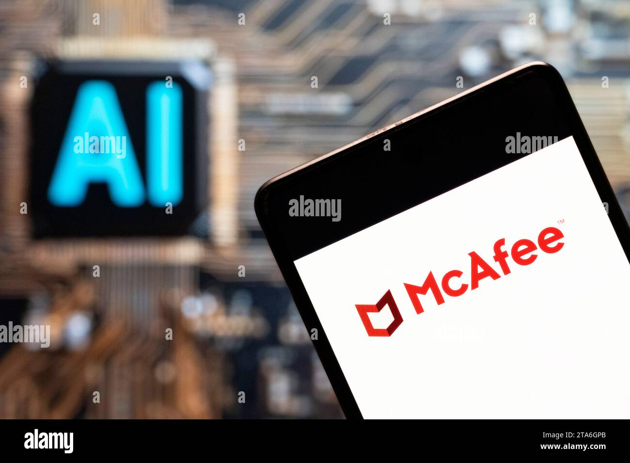 Cina. 3 novembre 2023. In questa foto, il logo della società americana di software per la sicurezza informatica McAfee è visualizzato su uno smartphone con un chip e un simbolo di intelligenza artificiale (ai) sullo sfondo. (Foto di Budrul Chukrut/SOPA Images/Sipa USA) **** esclusivamente a scopo editoriale *** credito: SIPA USA/Alamy Live News Foto Stock