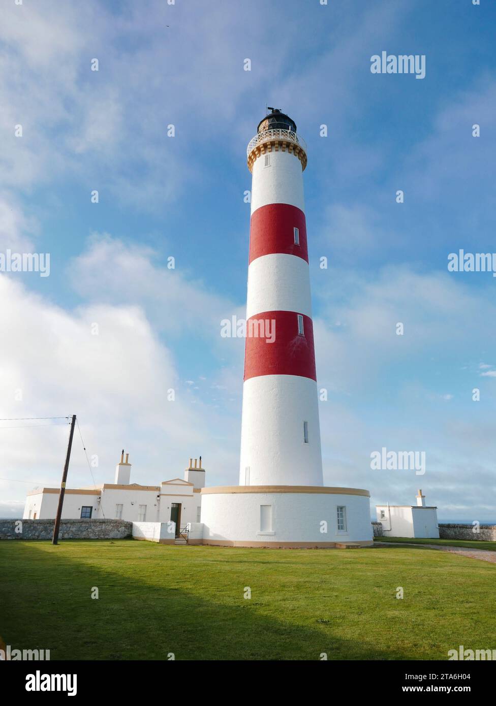 Il faro di Tarbat Ness è la lampada di navigazione più alta della Scozia e la terza più alta della Gran Bretagna, si trova vicino a Portmahomock. Foto Stock