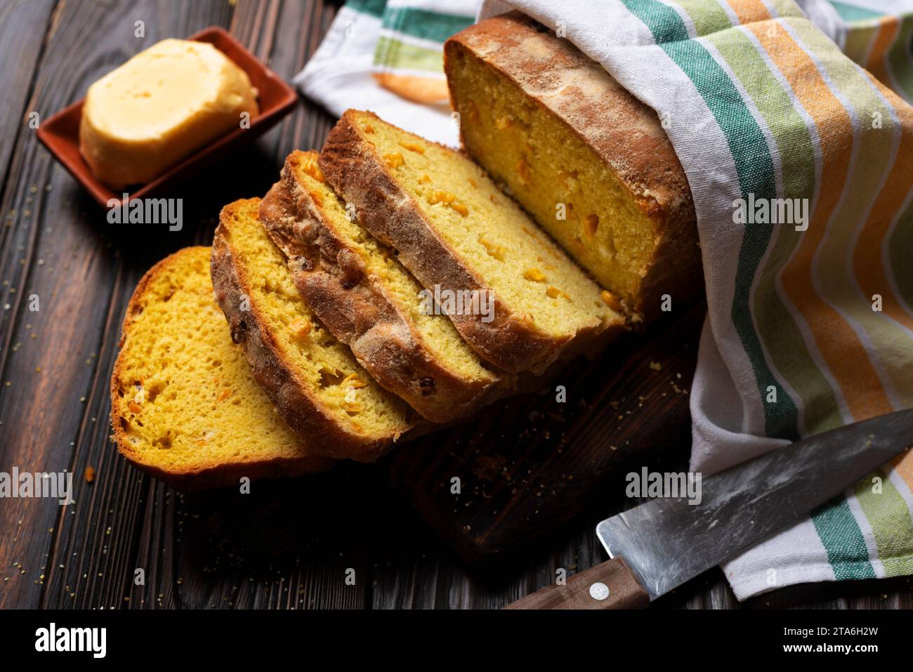 Fette di mais fatte in casa e burro sul tavolo da cucina Foto Stock