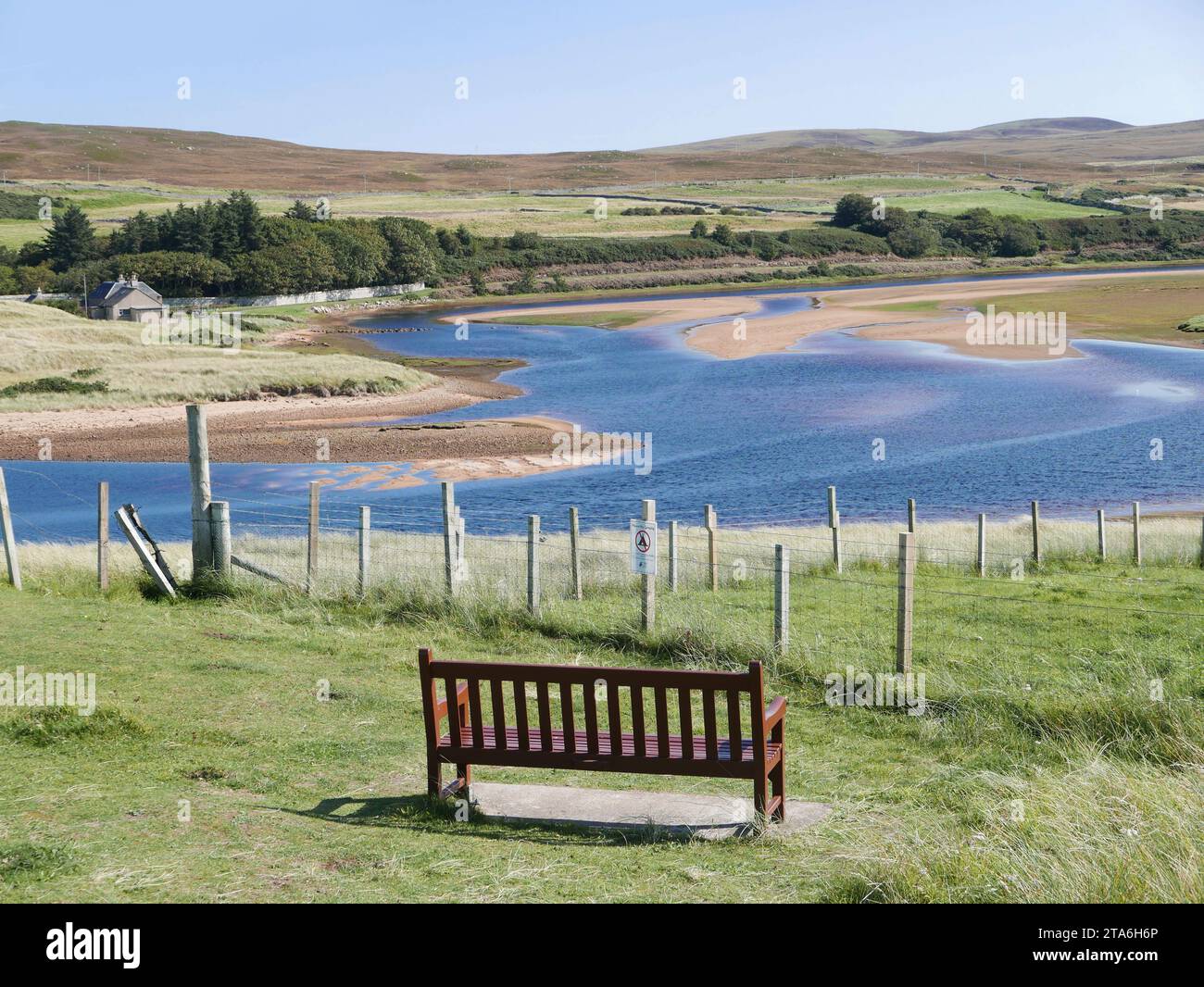 Vista del fiume Hallandale e della tenuta Bighouse a Sutherland, nel nord della Scozia dal parcheggio di Melvich Beach Foto Stock