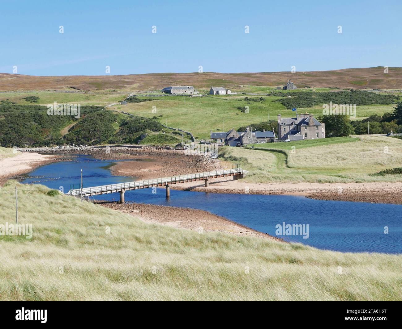 Guardando verso il basso un ponte che attraversa il fiume Hallandale e la Bighouse Estate dal parcheggio di Melvich Beach a Sutherland Foto Stock