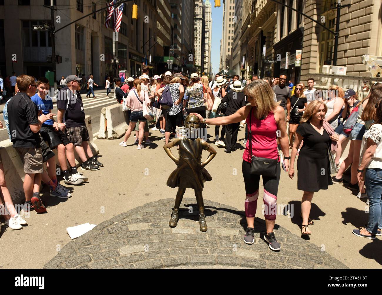 New York, USA - maggio 2018: Persone vicino alla statua "The Fearless Girl" di fronte al Toro di ricarica a New York. Foto Stock