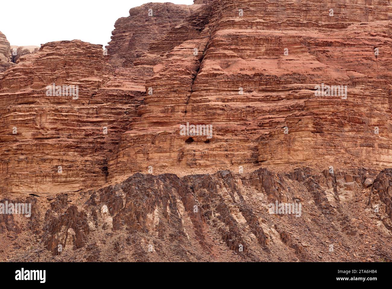 Wadi Rum o Valle della Luna (Patrimonio Mondiale dell'UNESCO). Montagna di arenaria su roccia magmatica (nera). Non conformità geologica (non conformità). Giordania. Foto Stock