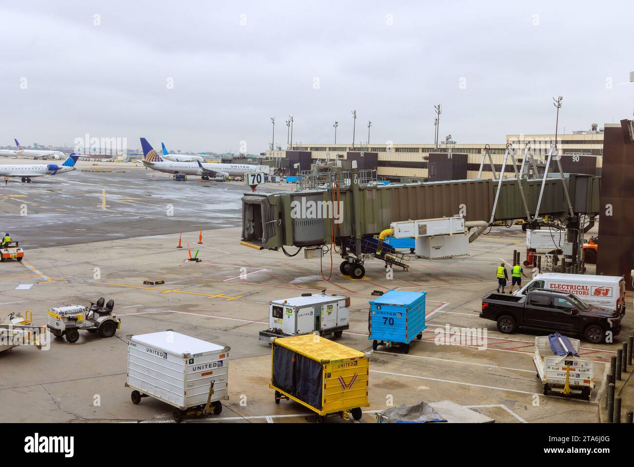 30 ottobre 2023 EWR Airport Newark NJ USA. Un'impresa di manutenzione aeronautica operata dalla United Airlines è parcheggiata al ponte di imbarco dell'aeroporto Newark EWR prima del volo successivo Foto Stock
