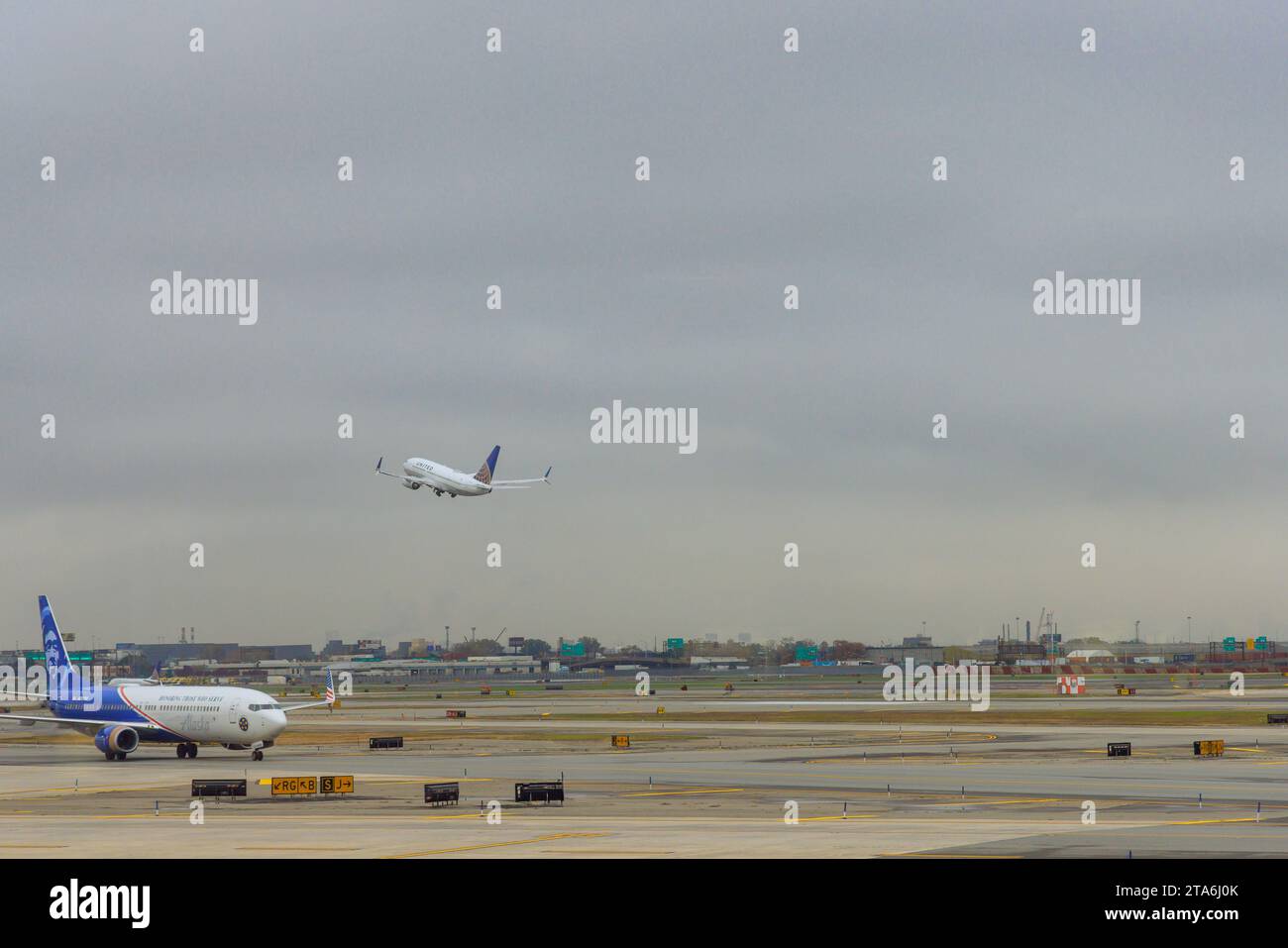 30 ottobre 2023 EWR Airport Newark NJ USA. Quando l'aeromobile passeggeri della United Airlines è in rullaggio all'aeroporto EWR di Newark, si appresta a partire Foto Stock