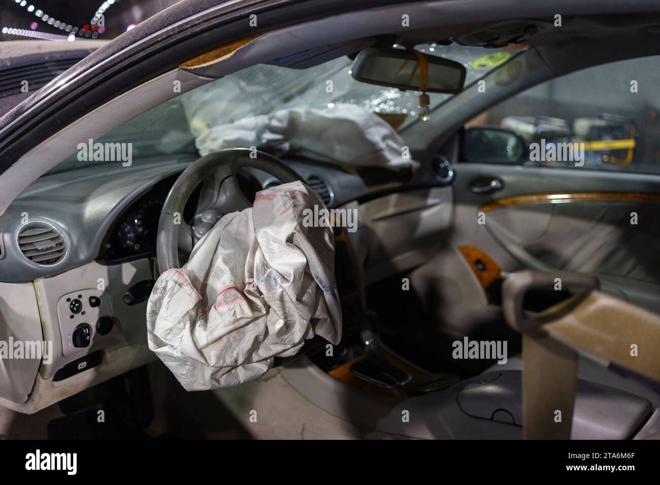 Incidente stradale. Incidente d'auto frontale all'interno di un tunnel. Paraurti deformato e airbag a scoppio. Foto Stock