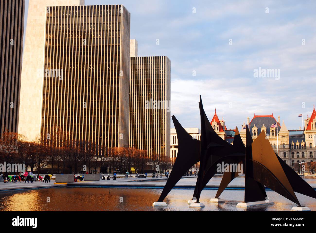 La scultura Triangle and Arches di Alexander Calder si trova nella piscina riflettente di Empire Plaza, sede del governo dello Stato di New York ad Albany Foto Stock