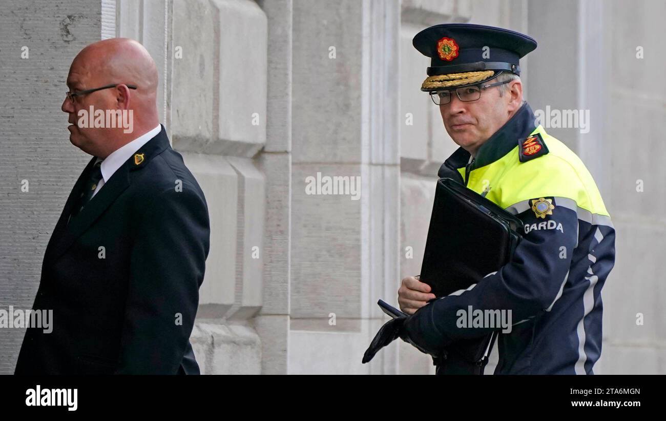 Il Commissario del Garda Drew Harris (a destra) arriva a comparire davanti alla commissione di giustizia a Leinster House a seguito di rivolte a Dublino. Data foto: Mercoledì 29 novembre 2023. Foto Stock