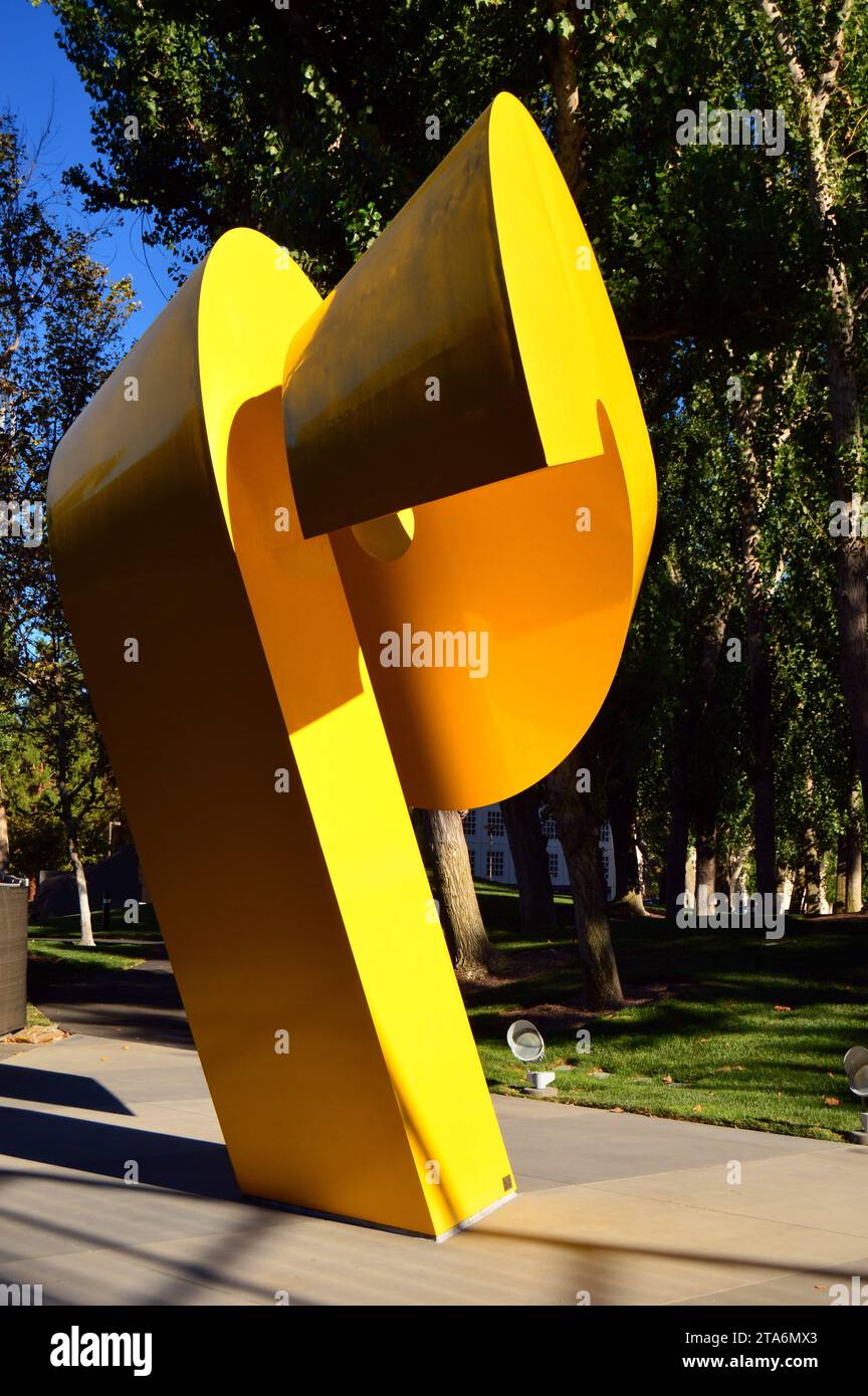 La scultura gialla di Charles o Perry RAM si trova in un cortile di un business Park a Costa Mesa, California Foto Stock