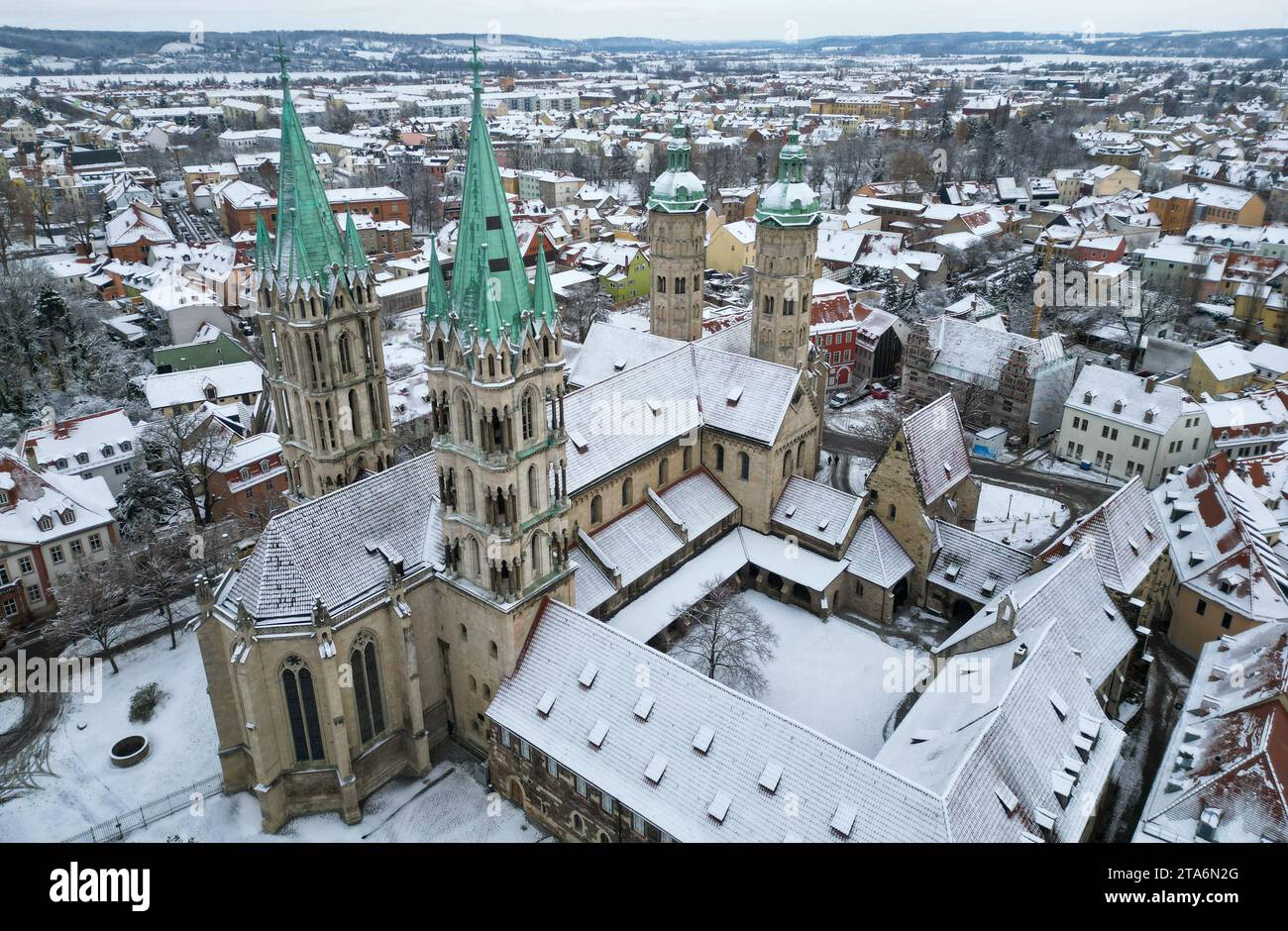 29 novembre 2023, Sassonia-Anhalt, Naumburg (Saale): La neve ricopre la storica cattedrale di Naumburg. Dopo accese discussioni, l'altare Cranach-Triegel sta ora tornando al coro occidentale della chiesa dopo circa un anno. Il pittore di Lipsia Michael Triegel aveva completato il dipinto della chiesa creato da Lukas Cranach il Vecchio nel 1519 e ricreato la sezione centrale. Dopo che l'altare fu consacrato nell'estate del 2022, la sua posizione nel coro occidentale tra le famose figure donatrici fu improvvisamente contesa. Ora può essere visto nuovamente in una posizione di rilievo nella cattedrale di Naumburg, inizialmente fino al 2025. (A Foto Stock