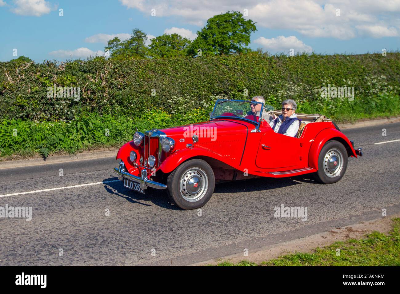 Anni '1950 50 Red MG TD 1250 cc cabriolet sportivo britannico; motori d'epoca classici restaurati, collezionisti di automobili appassionati di motori, storiche auto d'epoca che viaggiano nel Cheshire, Regno Unito Foto Stock