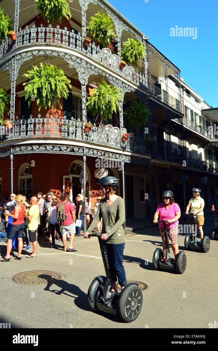 Un accompagnatore del tour in Segway porta un gruppo di turisti attraverso le strade storiche del quartiere francese di New Orleans Foto Stock