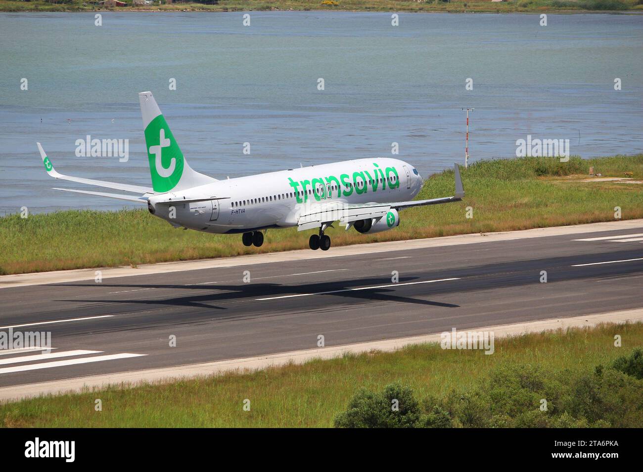 Corfù, Grecia - 5 giugno 2016: Transavia Boeing 737-800 arriva all'Aeroporto Internazionale di Corfu', Grecia. Transavia è un olandese a basso costo di proprietà della compagnia aerea da Foto Stock