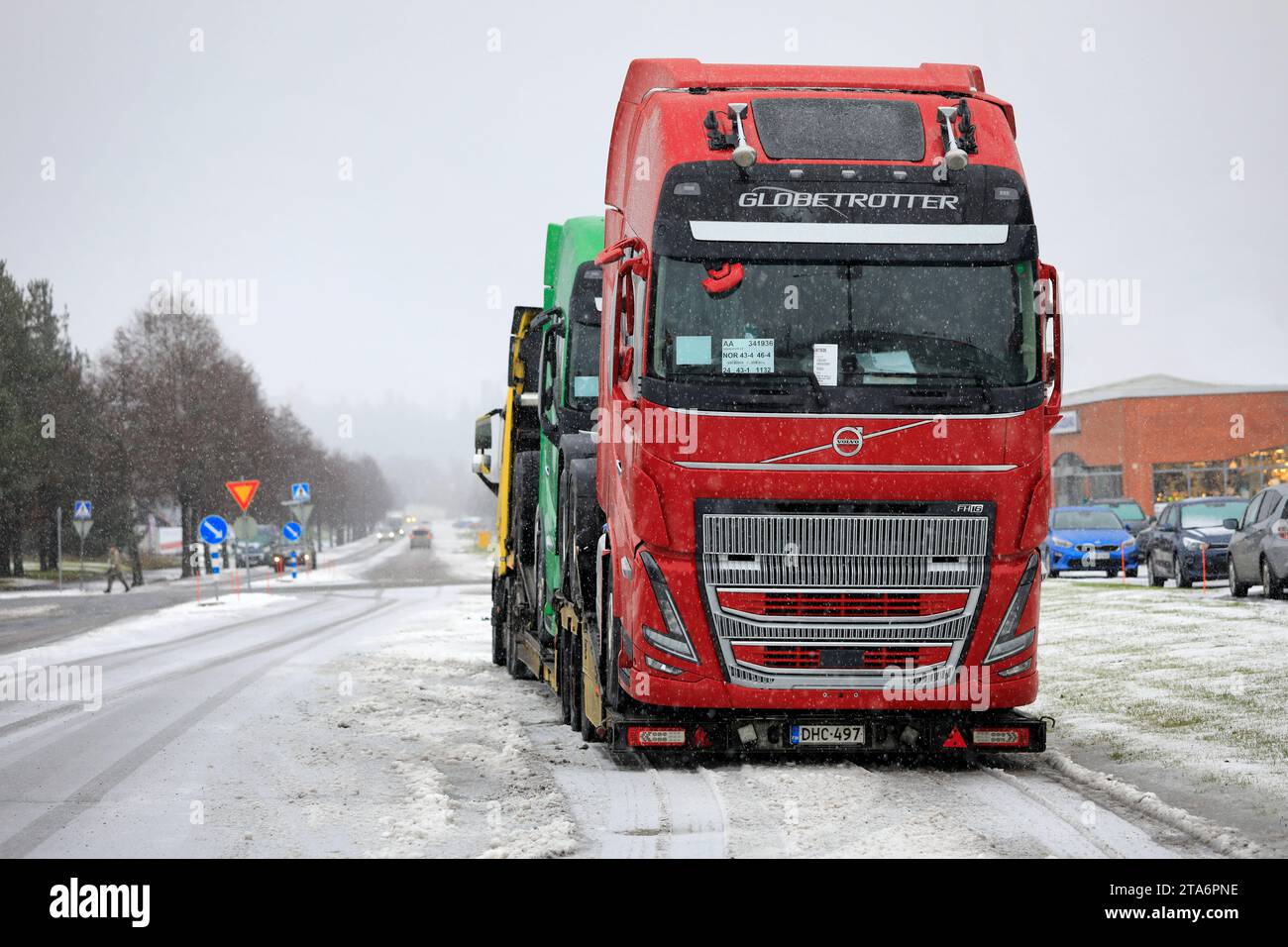 La nuova cabina Globetrotter del veicolo Volvo FH16 rossa è pronta per il trasporto con il veicolo trasportatore in caso di nevicate invernali. Salo, Finlandia. 24 novembre 2023. Foto Stock