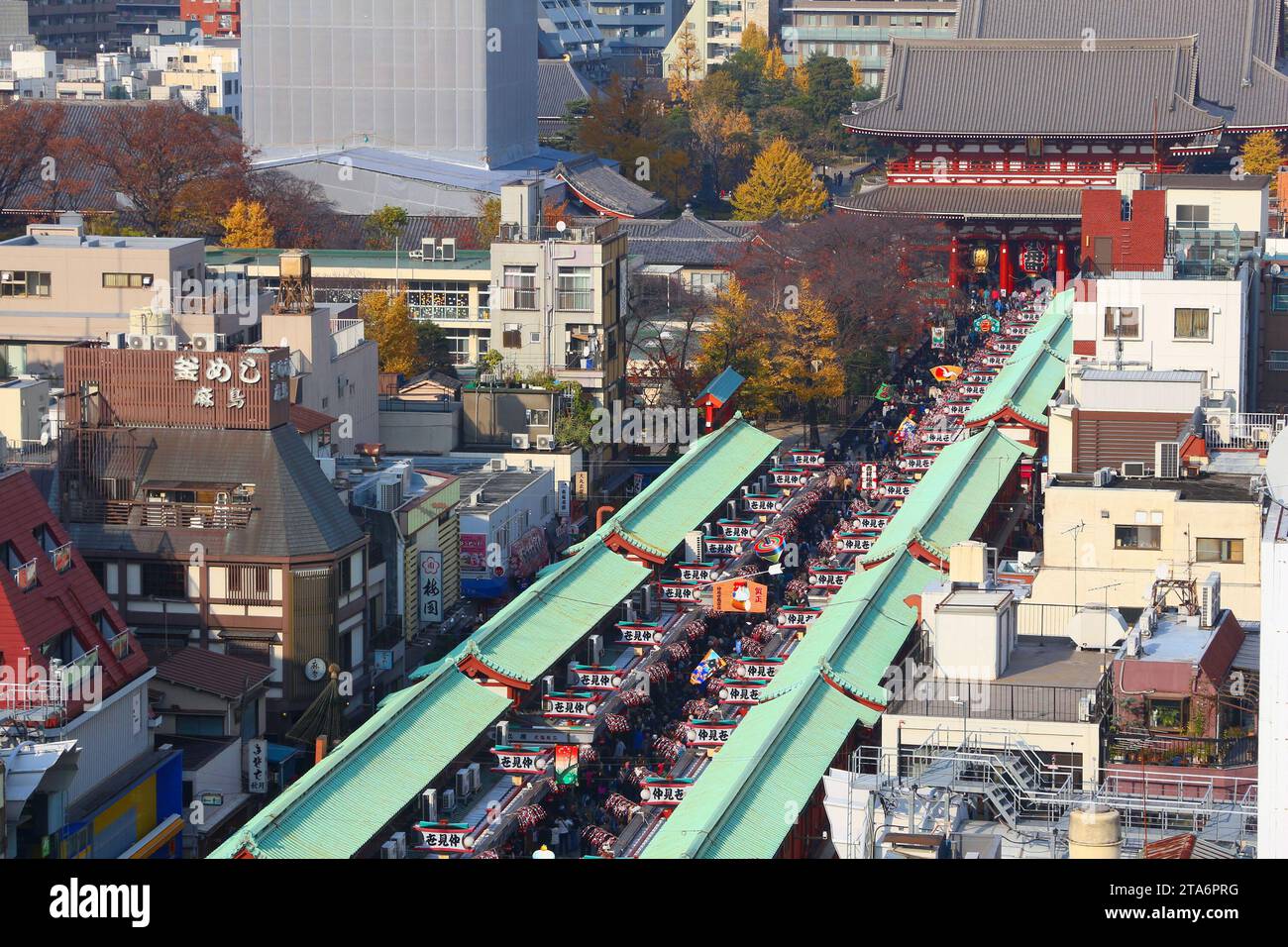 TOKYO, GIAPPONE - 4 DICEMBRE 2016: Vista aerea della strada del negozio di souvenir Nakamise-dori e del Tempio Sensoji di Asakusa a Tokyo, Giappone. Foto Stock