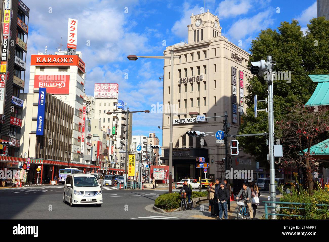 TOKYO, GIAPPONE - 29 NOVEMBRE 2016: Vista della strada nel quartiere Hanakawado del distretto di Asakusa. Distretto cittadino di Taito a Tokyo. Foto Stock