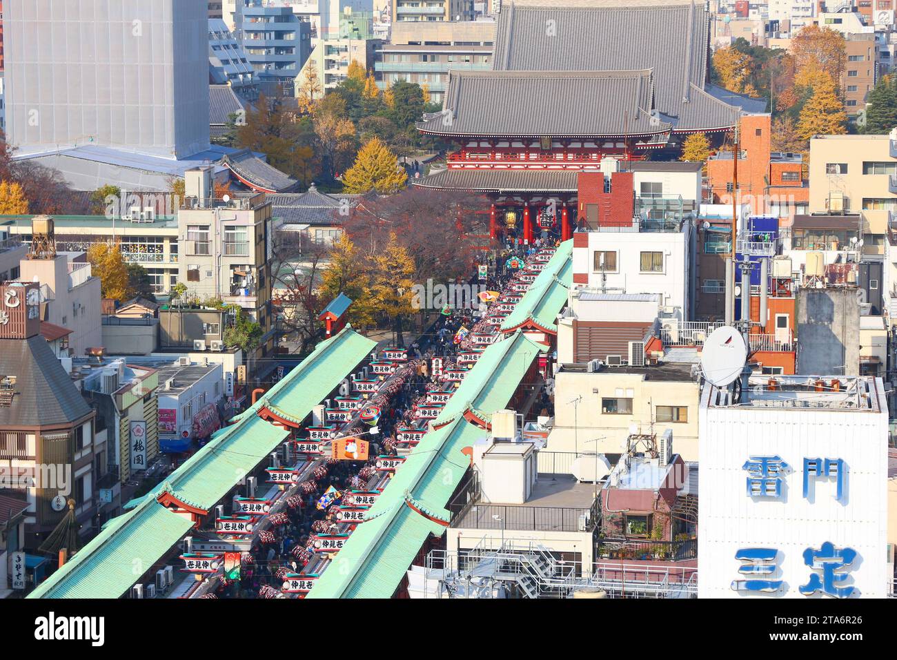 TOKYO, GIAPPONE - 4 DICEMBRE 2016: Vista aerea della strada del negozio di souvenir Nakamise-dori e del Tempio Sensoji Kannon di Asakusa a Tokyo, Giappone. Foto Stock