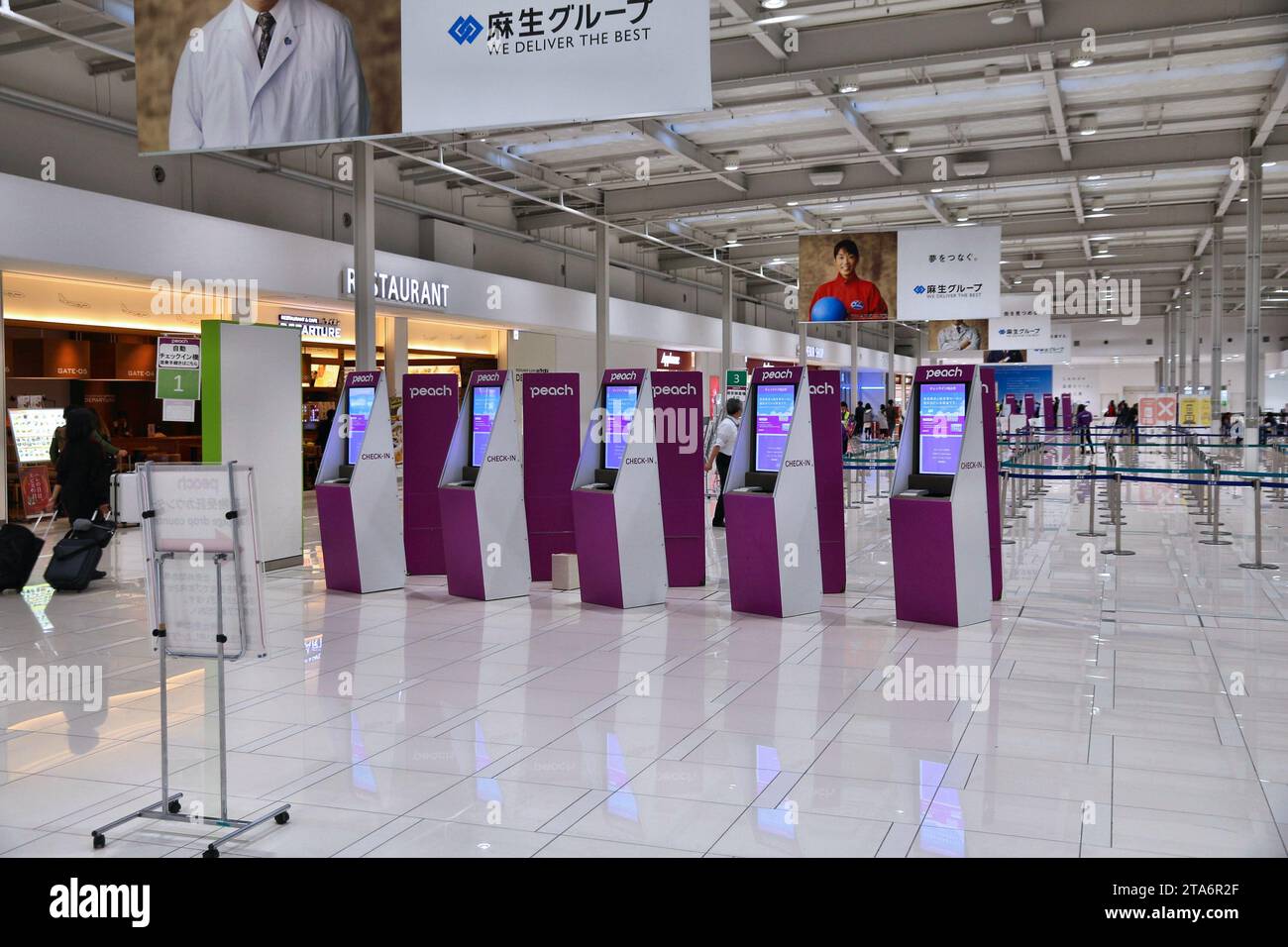 OSAKA, GIAPPONE - 21 NOVEMBRE 2016: I passeggeri visitano l'aeroporto internazionale Kansai di Osaka, Giappone. Foto Stock