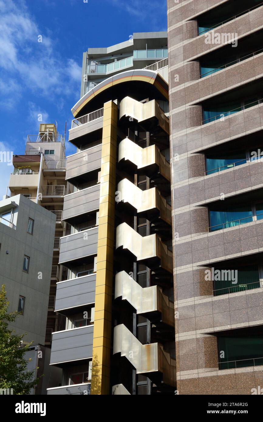 TOKYO, GIAPPONE - 29 NOVEMBRE 2016: Vista sulla strada degli edifici residenziali nel quartiere Hanakawado del distretto di Asakusa. Distretto cittadino di Taito a Tokyo. Foto Stock
