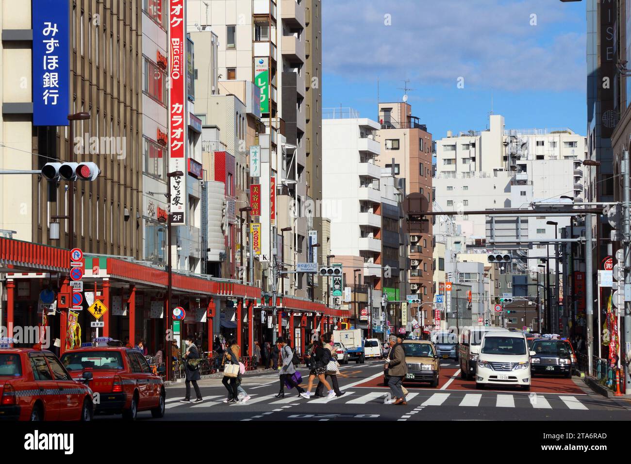 TOKYO, GIAPPONE - 29 NOVEMBRE 2016: Vista della strada nel quartiere Hanakawado del distretto di Asakusa. Distretto cittadino di Taito a Tokyo. Foto Stock
