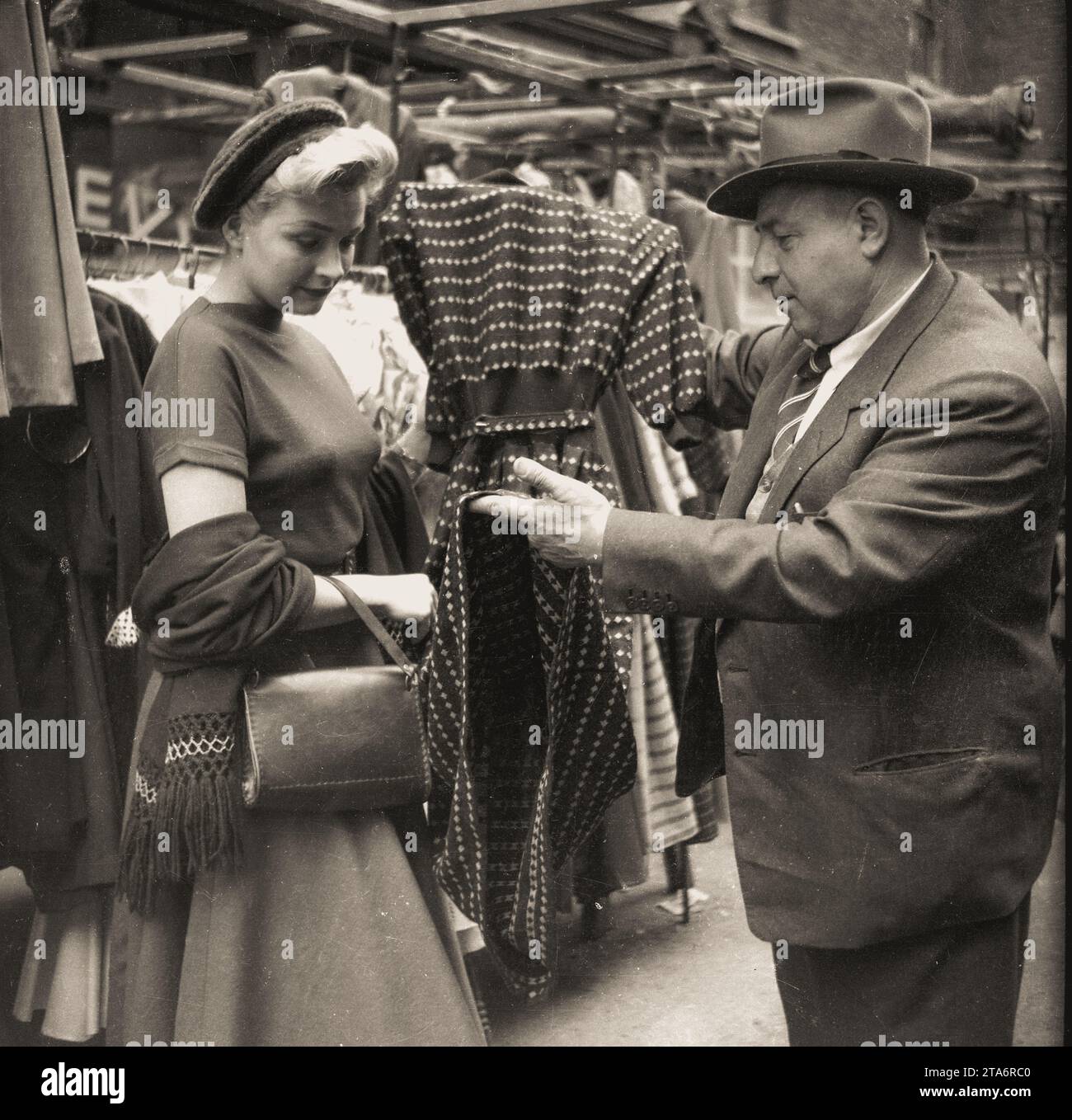 L'attrice di Hollywood Dolores Dorn visita il Club Row Market nell'East End di Londra negli anni '1950 Foto Stock