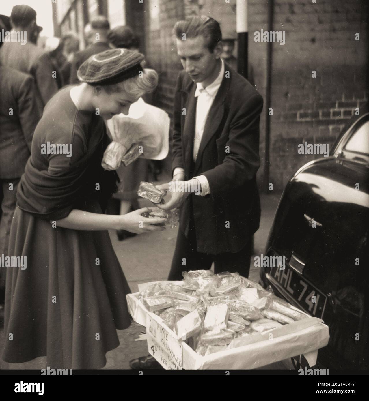 L'attrice di Hollywood Dolroes Dorn visita il Club Row Market nell'East End di Londra negli anni '1950 Foto Stock