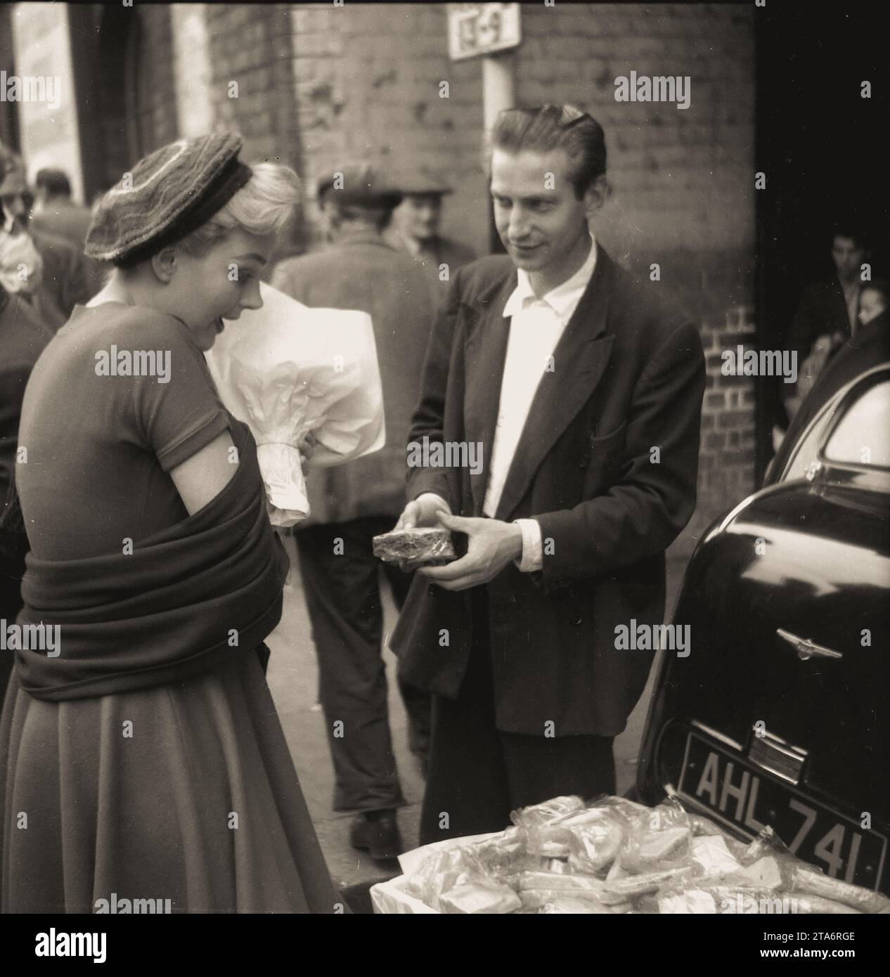 L'attrice di Hollywood Dolroes Dorn visita il Club Row Market nell'East End di Londra negli anni '1950 Foto Stock