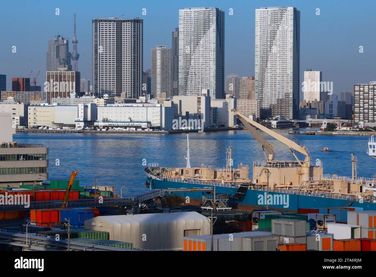 Skyline del quartiere di Kachidoki visto dal porto di Tokyo, Giappone. Foto Stock