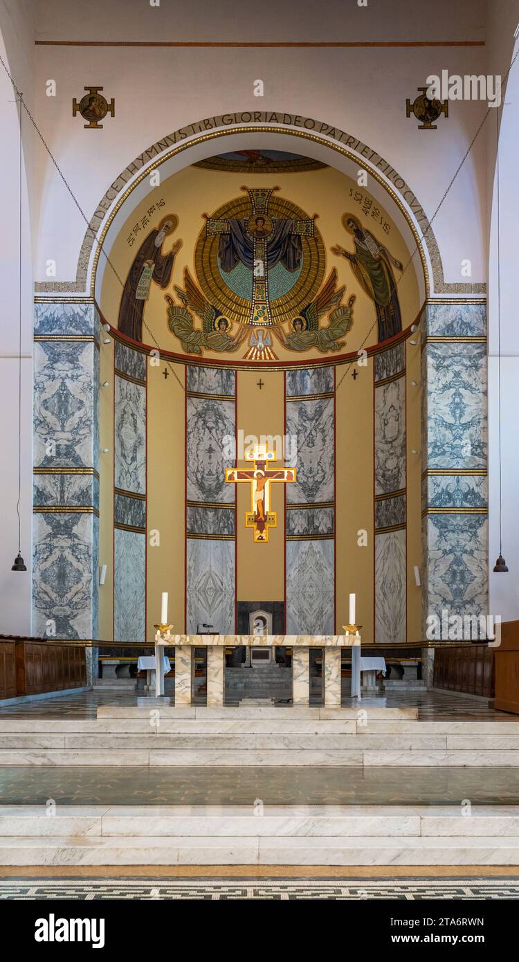 Altare all'interno della chiesa cattolica in Italia decorato con mosaici medievali Foto Stock