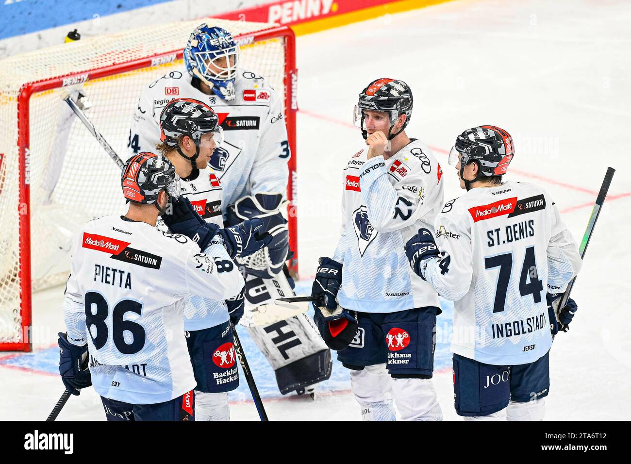 Eishockey DEL - Düsseldorfer EG vs ERC Ingolstadt AM 26.11.2023 im PSD Bank Dome in Düsseldorf Beratungsrunde: Ingolstadts Leon Hüttl (Nr.25), Ingolstadts Daniel Pietta (Nr.86), Ingolstadts Travis St. Denis (Nr.74), Ingolstadts Mathew Bodie (Nr.22) vor Ingolstadts Torhüter Michael Garteig (Nr.34) foto: Osnapix Foto Stock