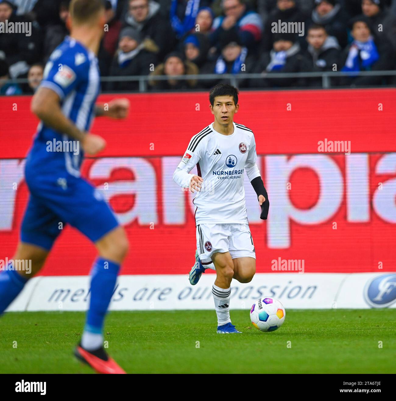 Kanji Okunuki (1. FC Nuernberg, n. 11) AM Ball, GER, Karlsruher SC vs. 1. FC Nuernberg, Sport, Fussball, Herren, 2. Bundesliga, 14. Spieltag, Spielzeit 2023/2024, 26.11.2023, (I REGOLAMENTI DFL VIETANO QUALSIASI USO DI FOTOGRAFIE COME SEQUENZE DI IMMAGINI E/O QUASI-VIDEO) foto: Eibner-Pressefoto/Silas Schueller Foto Stock