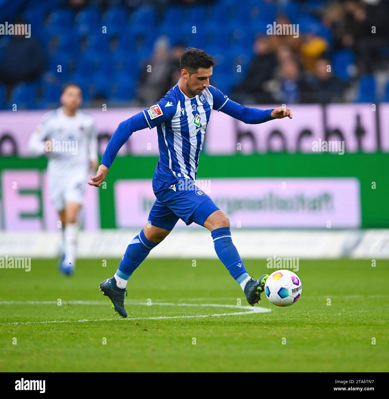 Lars Stindl (Karlsruher SC, n. 13) fuehrt den Ball, GER, Karlsruher SC vs. 1. FC Nuernberg, Sport, Fussball, Herren, 2. Bundesliga, 14. Spieltag, Spielzeit 2023/2024, 26.11.2023, (I REGOLAMENTI DFL VIETANO QUALSIASI USO DI FOTOGRAFIE COME SEQUENZE DI IMMAGINI E/O QUASI-VIDEO) foto: Eibner-Pressefoto/Silas Schueller Foto Stock