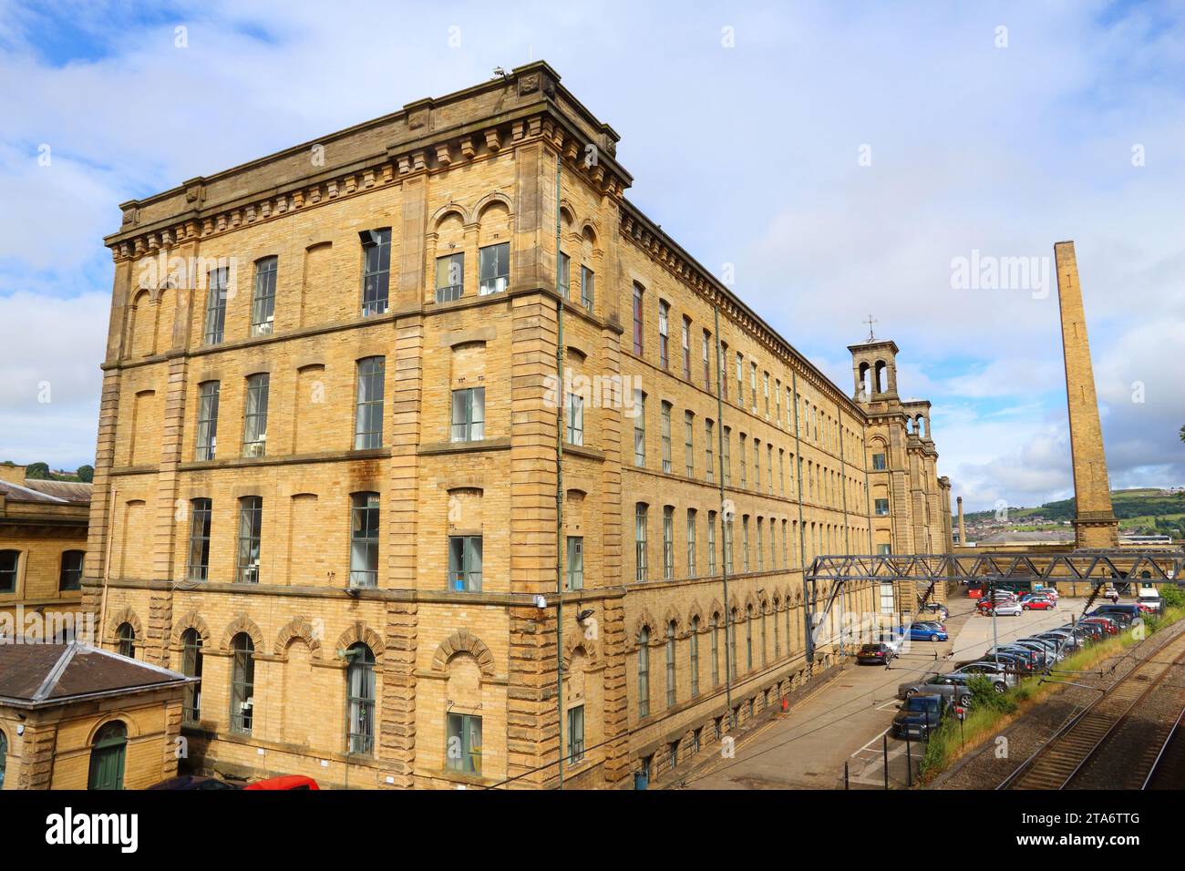 Saltaire ex mulino tessile (Salts Mill) nel modello di stile vittoriano village a Shipley (Inghilterra) elencati come Patrimonio Mondiale dell'UNESCO. Foto Stock