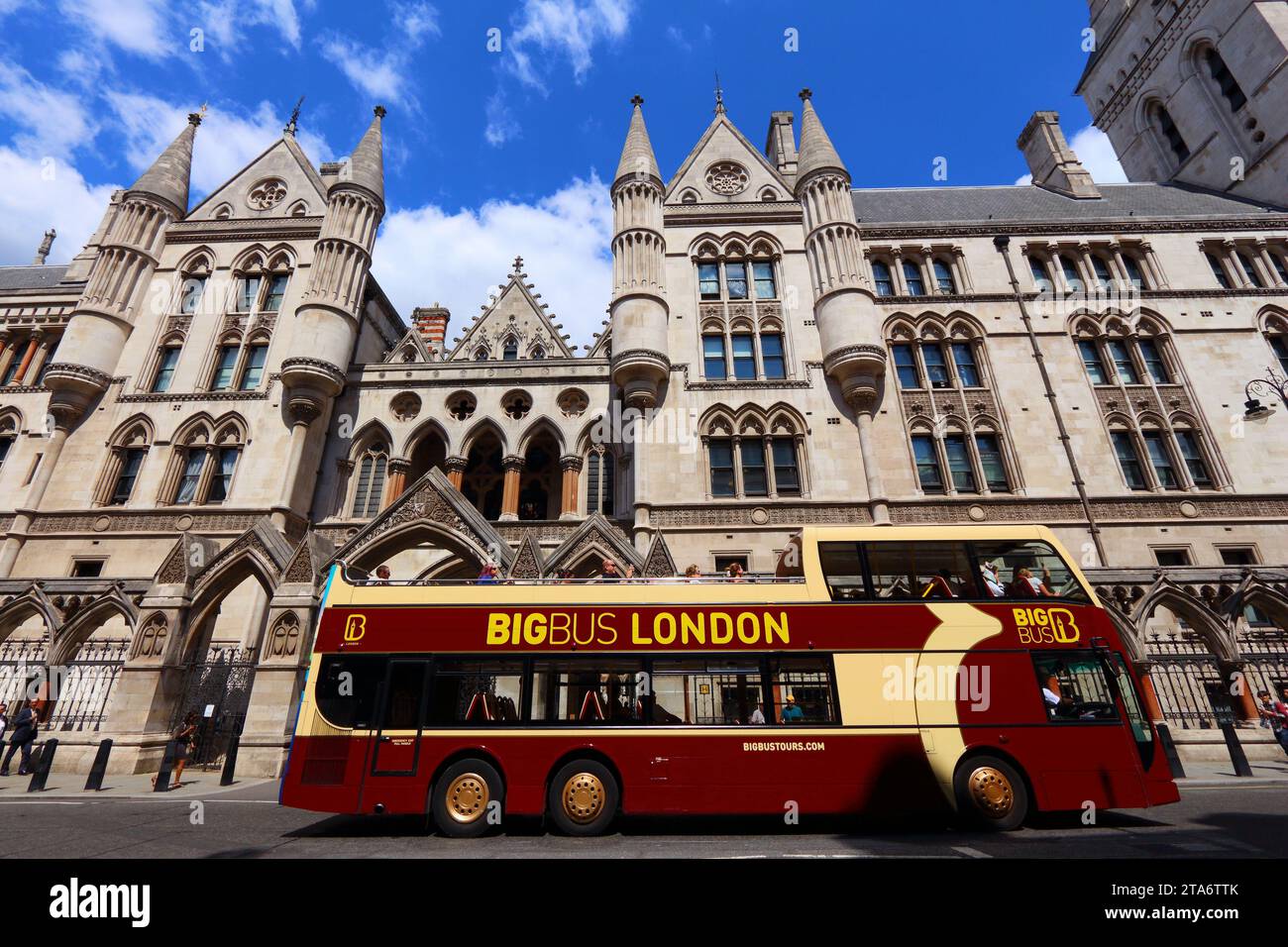 LONDRA, Regno Unito - 6 LUGLIO 2016: La gente ride autobus a due piani City Tour alla Strand, Londra, Regno Unito. Il trasporto per Londra (TFL) opera 8,000 autobus su 673 r Foto Stock